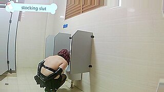 Eine japanische Frau fesselt sich in einer öffentlichen Toilette und neckt.