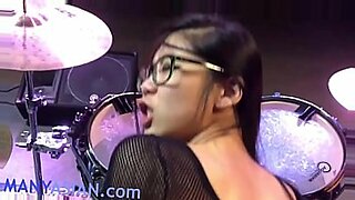 Uma jovem baterista filipina mostra suas habilidades e sensualidade.