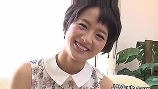 Η Mari Haneda, μια χαριτωμένη Γιαπωνέζα, συμμετέχει σε σκληροπυρηνική δράση κορίτσι με κορίτσι.