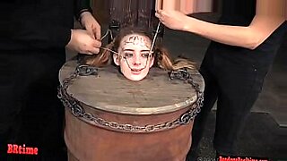 多链接的木桶里的Deepavali主题视频。