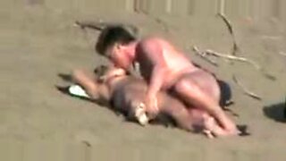 Los amantes de la playa pública se entregan a sesiones de sexo caliente al aire libre.