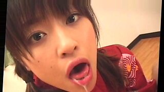 Une adolescente japonaise prend des éjaculations faciales et du bukkake creampie