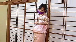 日本のロープボンデージに官能的なアジア美女が登場し、露骨な内容が満載。