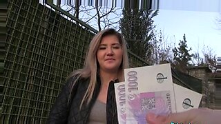Seorang wanita Rusia menukar seks untuk uang di mobil dan rumah.