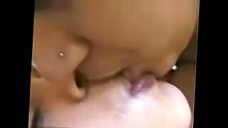 感性的印度情侣分享一个充满激情的吻。