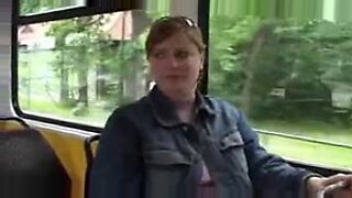 풍만한 여성이 공공 버스에서 젖을 짜내고 있습니다.