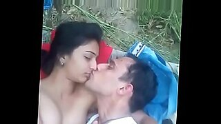 Mangal Santali se livre à un sexe explicite et passionné devant la caméra.