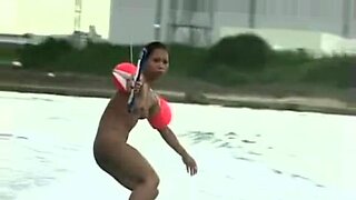 Une femme asiatique sportive surfe nue, ce qui conduit à une excitation publique.