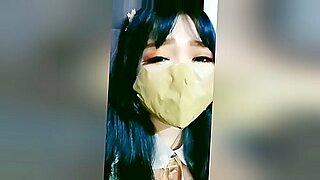 아시아 미인이 숨막히는 비디오에서 웹캠에 입을 맞추고 구속됩니다.