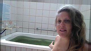 Una bellissima donna dello Zambia soddisfa i suoi desideri post-sesso in modo selvaggio.