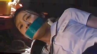 Une superbe babe asiatique fait l'expérience d'un bondage intense et d'un bâillonnement dans un spectacle de Jav non censuré.