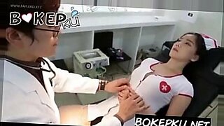 Médicos coreanos se entregam a uma ação quente no rosto.