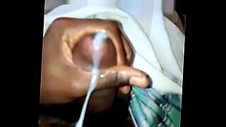 Uomo di colore africano si dà piacere fino all'orgasmo