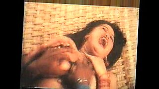 Une fille du Bangladesh devient coquine dans une vidéo porno maison sensuelle et chaude.