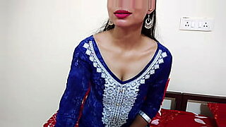 Una splendida bhabhi indiana seduce con movimenti sensuali e DeVar