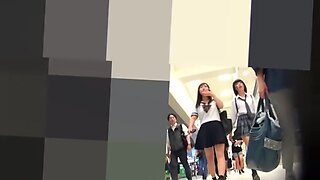Un fortunato adolescente asiatico in HD mostra le sue abilità con Peeping Tom.