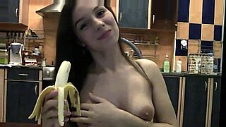 新鮮なバナナが究極の快楽を体験する。