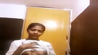 孟加拉美女Nowrin在独奏网络摄像头秀中用她的大胸部挑逗。