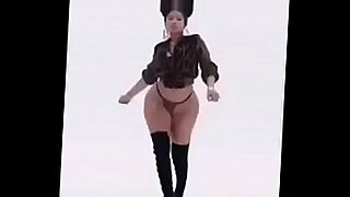 Nicki Minaj의 노골적인 비디오는 그녀의 성적 능력을 선보입니다.
