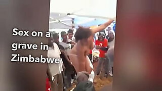 Pesta liar di Zimbabwe dengan aksi nakal