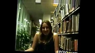 Uma jovem universitária fica safada na biblioteca com seu amigo.