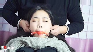 Gadis Asia yang terikat tercekik dengan mainan dalam permainan fetish