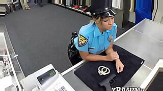 Seorang polisi seksi menjadi kotor di depan kamera.