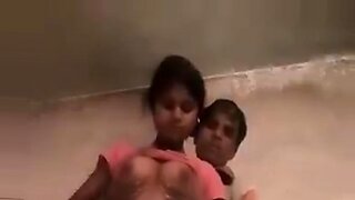 Gadis Desi menggoda guru untuk seks di webcam.