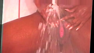 エボニーの美女がマンコを濡らし、激しく潮吹きする。