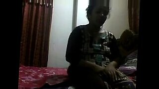 Os vídeos vazados da garota bangladeshi mostram sexo em grupo selvagem