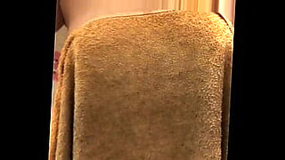 Una mujer juguetona provoca y deja caer su toalla, provocando sus curvas ocultas.