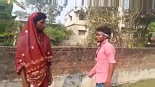 Ινδουίστρια κοπέλα τρελαίνεται με παιχνίδι με πετσέτες