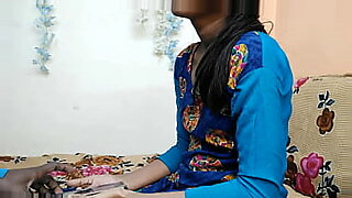 감각적인 남아시아 여신이 노골적인 힌디어 씬에서 등장합니다.