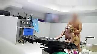 Seorang dokter bergabung dengan pasiennya untuk sesi panas, saling jari.
