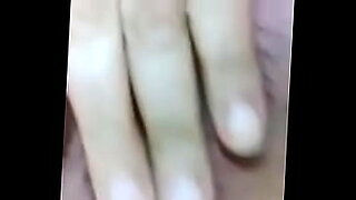 Hijabi erkundet ihre Gelüste mit Fingern