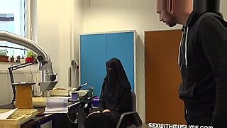 Cotabato Maguindaon의 무슬림 소녀가 스팀있는 비디오에 출연합니다.