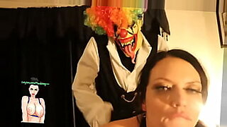 熟练的技巧让这个小丑进行激烈的性交。
