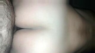 लिक्से लोर एक सेक्सी वीडियो में अपने युवा शरीर का प्रदर्शन करती है।