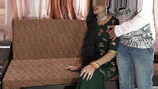 인도 십대 Priya는 집에서 만든 비디오에서 만족스러운 사정으로 거친 섹스를 즐깁니다.