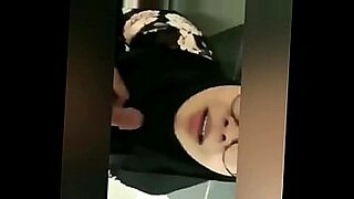 Belezas sensuais vestidas com hijab seduzem um vídeo Xnxx.