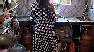 Indiase broer assisteert zus in zwangerschapsplan