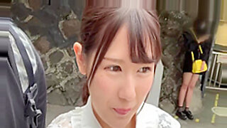 Une femme japonaise devient sauvage avec un vibromasseur et un léchage d'anus.