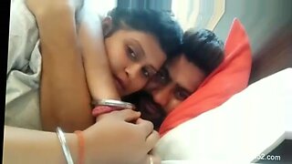 Um casal indiano tem uma noite quente de lua de mel na webcam.