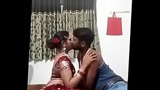Pasangan India yang sensual meneroka keinginan romantis mereka.