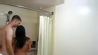 Une fille de rêve se joint à un sexe chaud sous la douche, finissant sauvagement.