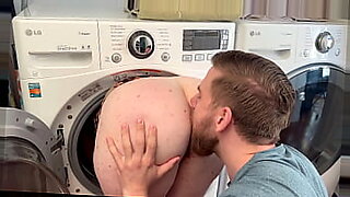 義理の息子が義母を洗濯機から救い出し、ホットなセックスにつながる。