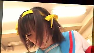 Ιάπωνες έφηβοι cosplay με καυτά, σέξι ρούχα.