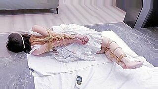 تقنيات عبودية شيباري تستخدم على امرأة سمراء مكمما وربطها ..