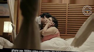 MILF Ấn Độ ngực to trở nên tinh nghịch trong loạt phim