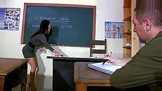Un tutor seduce uno studente in una lezione all'estero.